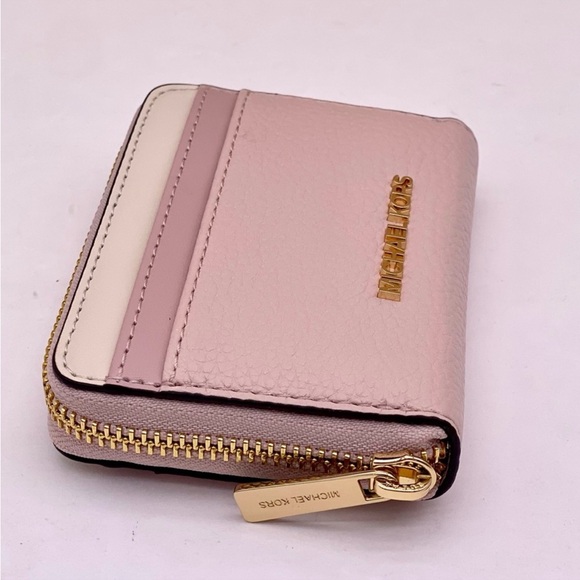 Michael Kors Jet Set Travel Card
Case Zip Around Wallet - Picture 5 of 10